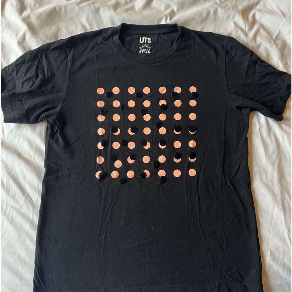 Uniqlo mens medium black graphic tee